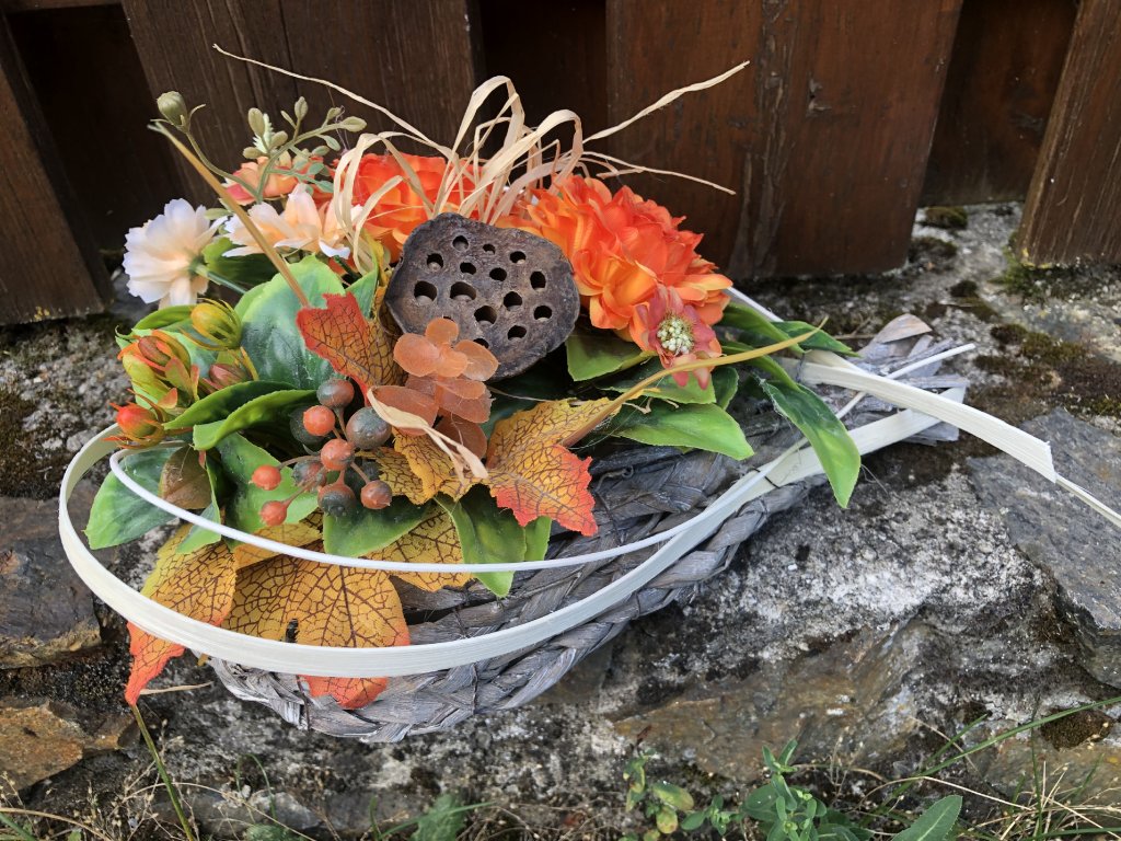 Dekorace na hrob srdce s oranžovými květy